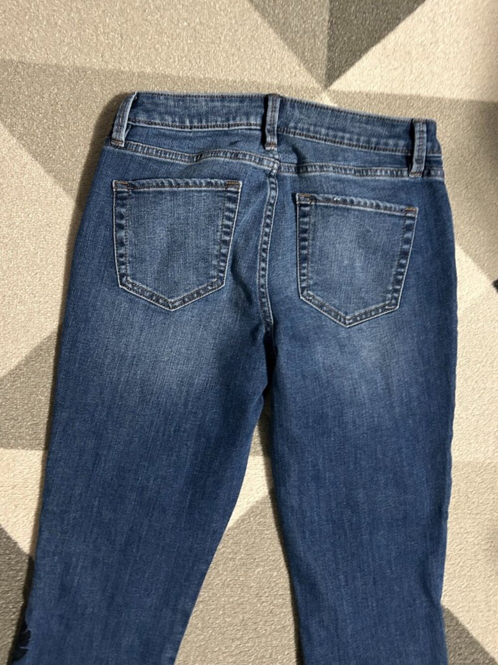 A.N.A Feather Embroidered Distressed Raw Hem Skinny Ankle Jeans Women's Size 2 - Picture 7 of 9
